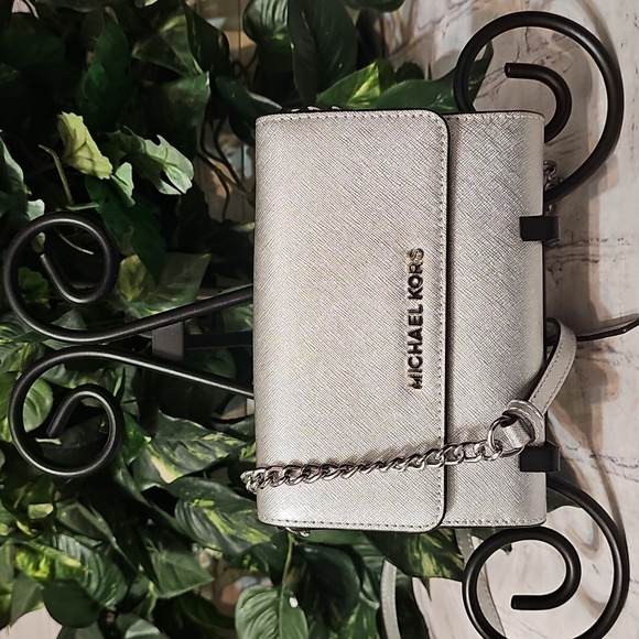 Michael Kors NWOT Metallic Silver Cellphone Wallet Crossbody Bag - Picture 1 of 13